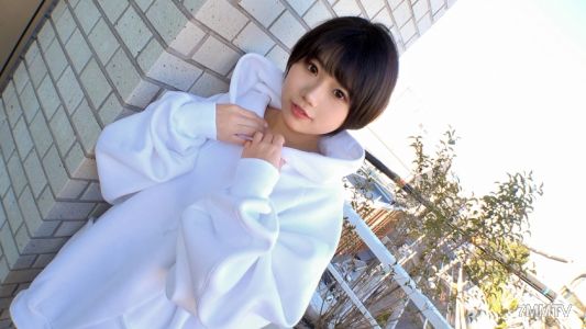 SIRO-5071 【可愛臉卻意外是變態？】只穿著寬大的連帽衫，沒穿褲子或裙子（只要脫掉連帽衫就能看到內褲）這種幾乎是露出狂的打扮，來拍AV的少女。 網路上應徵AV→AV體驗拍攝 1982