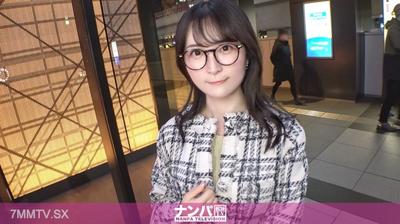 200GANA-3242 マジ軟派、初撮。 2191 イチゴをエサにメガネが似合う色白の真面目系素人をナンパ！見た目に反して不倫経験あり！パンツの下はアナルまでビッチリの剛毛！真面目だから要求されるとアナルまでルまで舐めちゃう従順っぷり！最後は俺の練乳をお顔にお見舞いしてやったw