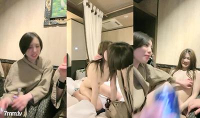 잘 생긴 남자와 예쁜 여자의 열정적 인 3P 플레이 요염한 작은 개년 쓰레기가 소변 한 컵을 가져다가 요염한 여자에게 주어 정말 음란하게 마신다.