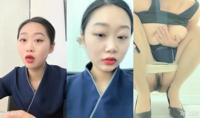 큰 가슴과 몸매가 좋은 게임 앵커가 바다로 갔다 큰 쇼 B를보기 위해 근무 시간 동안 오줌 누고 오줌 누는 라이브
