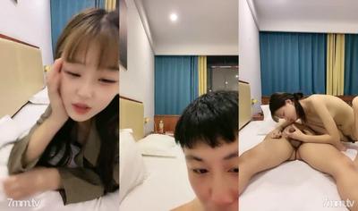 감상적이고 매우 부드러운 18 loli 부드러운 소녀는 총을 가진 친구에게 범하고 작은 가슴으로 천천히 벗겨지고 구강 성교는 여전히 매우 녹슬습니다.