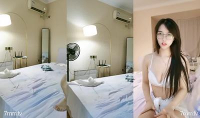 眼鏡女神【美妞上線】美腿鮮嫩小穴手指扣逼揉奶佳品!