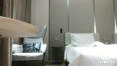 美形家族にコンドームなしで捧げる中出し 絶品赤唇美女がホテルに帰って飲食、相互舐め合い、フェラ騎乗位で尻を咥えてパイズリ。