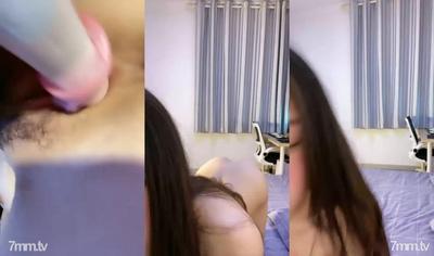 見栄えの良い美女はお金を稼ぐために大きなショーに行きました. 今日、ガールフレンドは家に一人ではありません. 彼女は猫を開いてクリトリスをこすりました.