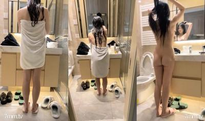 2021.12.5,【生氣大灰熊】,新下海女神,新疆美女,酒店私拍,粉嫩高顏值,明星臉,超清畫質摳穴洗澡,激情無限