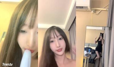 2022.2.13,百變小仙女又出新花樣,【泡泡咕】,女警情趣裝,又細又直的大長腿,粉嫩緊緻的小騷逼,日入過萬賺爽了