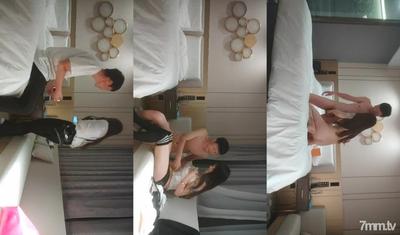 2022-4-15【哥現在只是個傳說】高端極品,甜美型大奶小姐姐,埋頭吸吮大屌