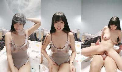 【毎日犯されたがる巨乳痴女】彼女に頭を押さえつけられ、激しく遮られた。
