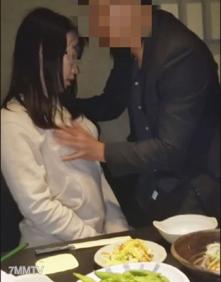 fc2-ppv 1883311 30日まで【個人】お子さんを預け店内で他人棒を頬ばりホテルで子宮奥に中出し {