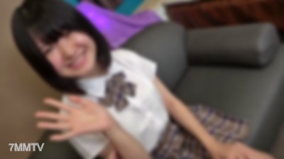 fc2-ppv 3088771 笑容滿面的偶像級十幾歲少女。皮膚白皙纖瘦，未成熟的身體沉浸在快感中突然哭泣。「我會懷孕的……」不安的表情最後變成大量內射。人生第一次口交附贈品。